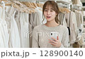 Influencer filming a video 128900140