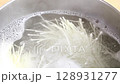 しろいしうーめんを茹でる 128931277