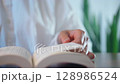 一個穿白襯衫的男人在看書 128986524