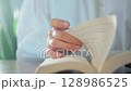 一個穿白襯衫的男人在看書 128986525