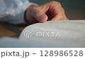 手指翻動書頁 128986528