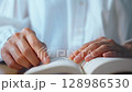 一邊用手指描摹文字一邊讀書 128986530