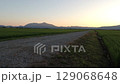 日落黃昏與夏季稻田 日落黃昏與夏季稻田 129068648