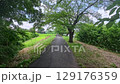 夏にロケ地の道を歩く 129176359