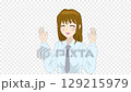 笑顔で手を振るアニメ風の女の子 129215979