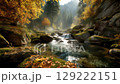 山間小溪兩旁遍佈青苔的岩石和落葉，秋天的晨曦灑進森林覆蓋的山谷。 129222151