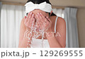 一位年輕的亞洲女子正在洗臉。 129269555