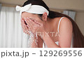 一位年輕的亞洲女子正在洗臉。 129269556