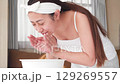 一位年輕的亞洲女子正在洗臉。 129269557
