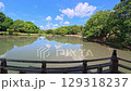 池の上にあるお堂の中から青空を見る 129318237