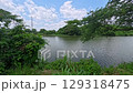 夏に川を見ながら歩く 129318475