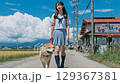 高中女生遛柴犬 129367381