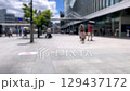夏の駅前広場と歩く人々（手持ち） 129437172