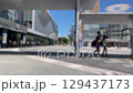 夏の駅前広場と歩く人々（手持ち） 129437173