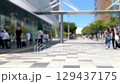 夏の駅前広場と歩く人々（手持ち） 129437175