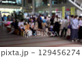 商業施設のイベント会場に集まる人々 129456274