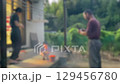 縁側で花火を楽しむ家族のひととき 129456780