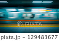 一列火車從月台前駛過 129483677