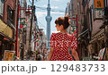 一名女子蹦蹦跳跳地走向晴空塔 129483733