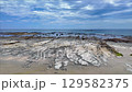 美麗的海岸線，岩石被侵蝕 129582375