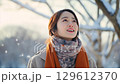 冬天和女人，一位日本女性仰望雪天的視頻 129612370
