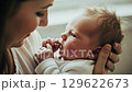 母親の腕の中で優しい新生児 129622673