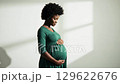 穏やかな表情で赤ちゃんを待つ妊婦 129622676