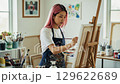 明るいホームスタジオで絵を描く集中するアーティスト 129622689