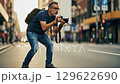 都会の瞬間を捉える写真家 129622690