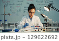 研究活動を行う女性科学者 129622692