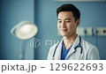 自信に満ちた若い医師のポートレート：医療従事者 129622693