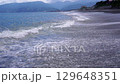 HD 神奈川県：台風接近時の海岸で波が力強く引いていくスローモーション映像 129648351