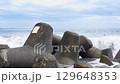 HD 夏の神奈川県：台風の影響でテトラポットに打ち寄せはじける波のスローモーション映像 129648353