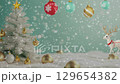 白いクリスマスツリーとサンタ帽スノーマンの冬景色 129654382
