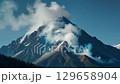 山中升起白煙的美麗自然風景鏡頭 129658904