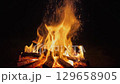 篝火在夜色中搖曳的視頻，營造出溫暖和治癒的感覺 129658905