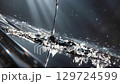 水に雫が水面に落ちる瞬間のシーン 129724599
