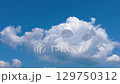 流れる雲と青空のタイムラプス　夏　8月 129750312