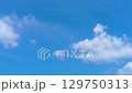 流れる雲と青空のタイムラプス　夏　8月 129750313