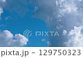 流れる雲と青空のタイムラプス　夏　8月 129750323