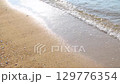 打ち寄せる波の手持ちカメラ 129776354