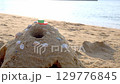 子どもが作った砂山と海の手持ち撮影 129776845