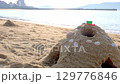 子どもが作った砂山と海の手持ち撮影 129776846
