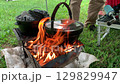 在營地裡用鉗子轉動營火上的鍋柄 129829947