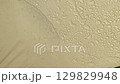 雨水聚集在帳篷上，雨滴落下 129829948