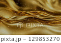 金色に輝くクリスマスツリーと幻想的な背景 129853270