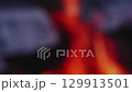 焚火の炎をぼかした抽象的な背景動画素材 129913501