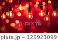 紅色背景前發光的復古燈泡 129923099