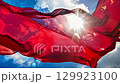 藍天白雲下搖曳的紅絲綢 129923100