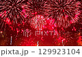 鮮紅的煙火在夜空中綻放 129923104